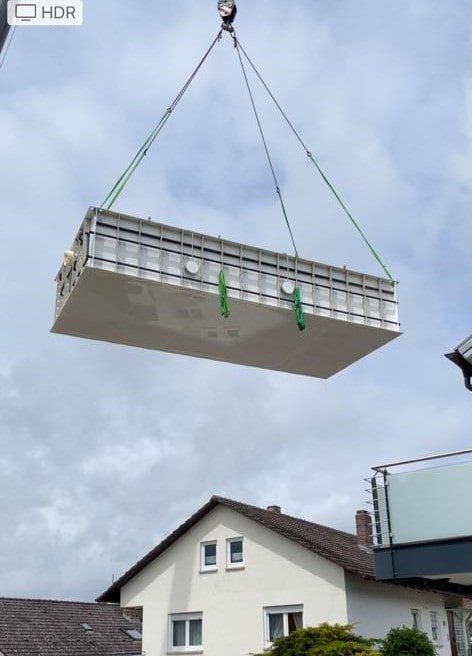 Pool mit Kran eingesetzt